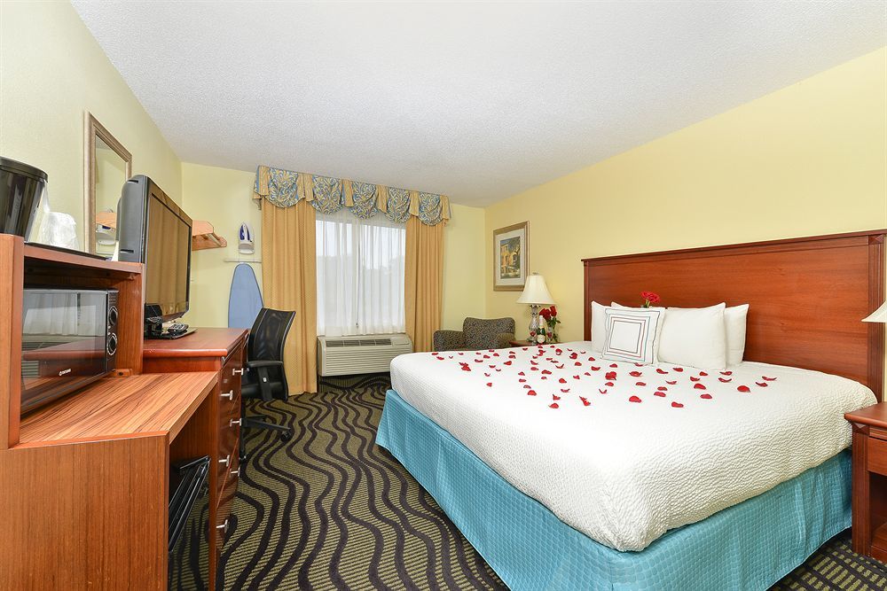 Baymont By Wyndham Savannah Midtown Экстерьер фото